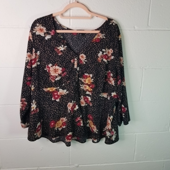 Torrid black floral chablis corset front blouse - Picture 4 of 9